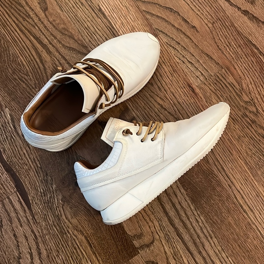 Esseutesse’s Non-Fringe Sneakers